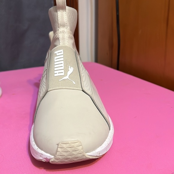 Never worn Puma - Picture 7 of 7